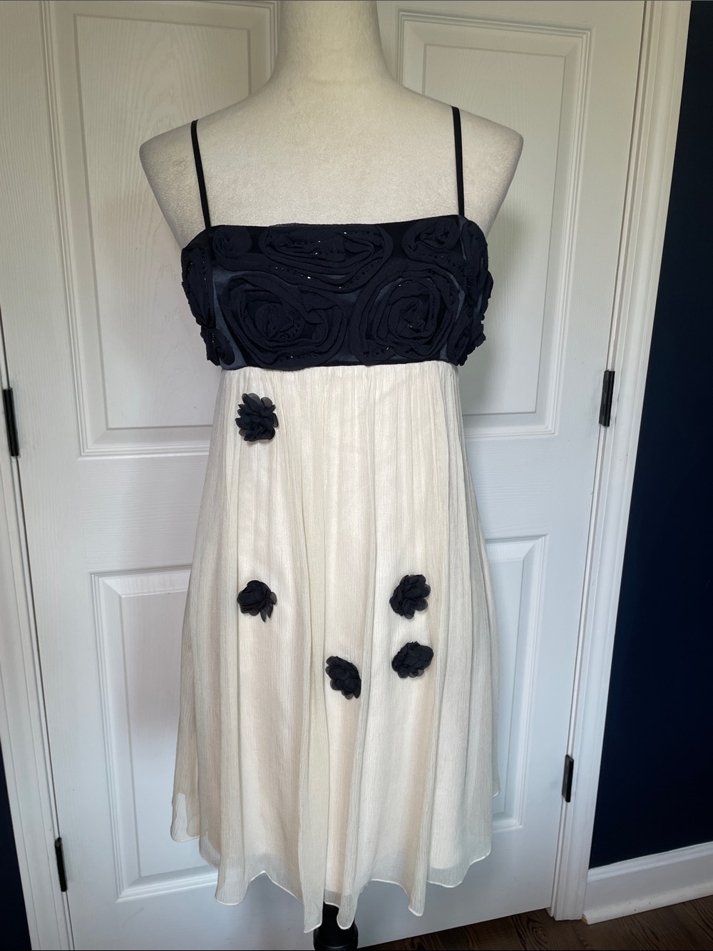 NWT BCBG MAX AZRIA Black+Cream Silk Rosette Empire Waist Cocktail Dress Size 8‎